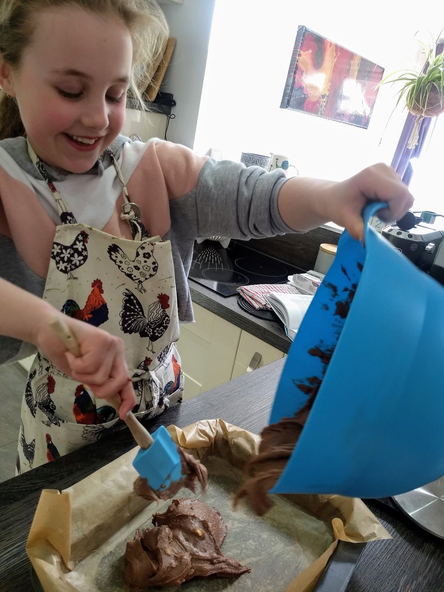 jen_h27's tweet photo. @EllisonBoulters It's been an arty/baking kind of weekend here. Rainbow fish all ready to hang in the window! https://t.co/XRPrG7ldfv