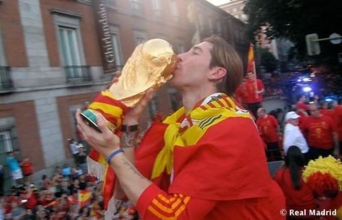 _simoesbia's tweet photo. Aniversário do melhor zagueiro do mundo! Feliz Cumple, @SergioRamos #FelizCumpleCapi https://t.co/XFdhaspQTJ