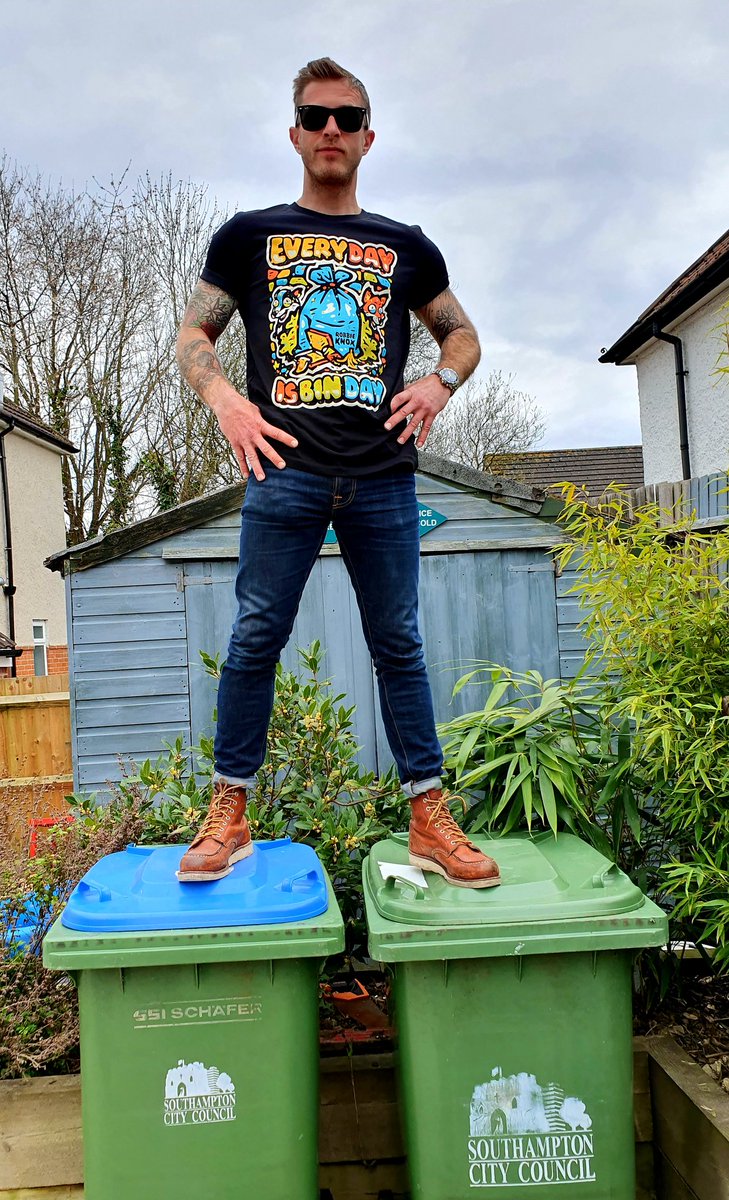 AaronDelays's tweet photo. I've never had the energy or the inclination to climb up here before, and now my whole perspective has changed thanks to @RobbieKnox What a t shirt!
#everydayisbinday https://t.co/cKHZbUhfnl