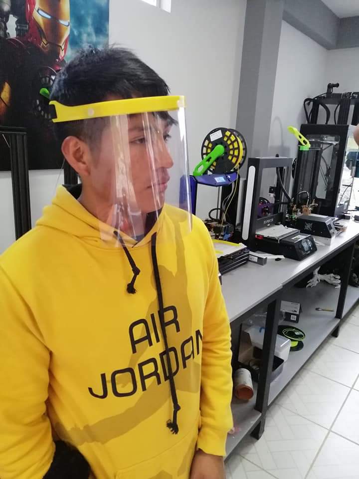 Sumaj_Warmi's tweet photo. 🛑 #RonaldMamani, de #RoboticsCreators,
solicita materia prima como filamento para impresión 3d y acetatos para que continúe con la fabricación de #FaceShield para apoyar al personal salud en su combate contra el #Coronavirus. https://t.co/R1keqMoit5