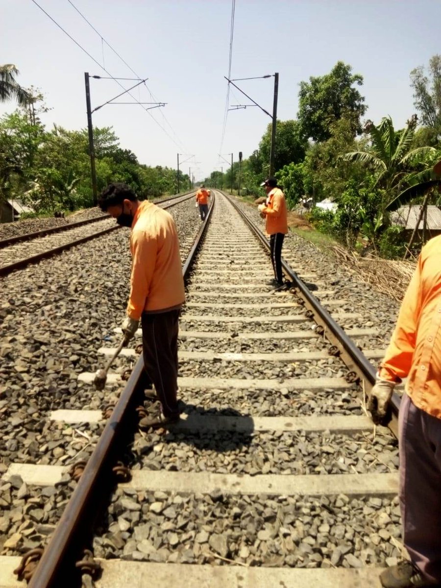 EasternRailway's tweet photo. Railway trackmen and other maintenance officials are offering their best for maintaining track for movement of freight trains at present. Distribution of masks, sanitizers, health check-up etc for such field staff are also taken care of by ER. #IndiaFightsCorona https://t.co/3IKY9gCRJF