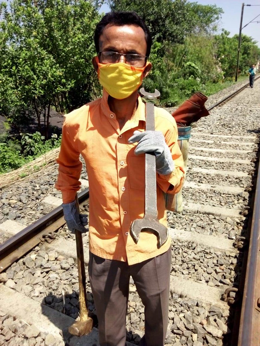 EasternRailway's tweet photo. Railway trackmen and other maintenance officials are offering their best for maintaining track for movement of freight trains at present. Distribution of masks, sanitizers, health check-up etc for such field staff are also taken care of by ER. #IndiaFightsCorona https://t.co/3IKY9gCRJF