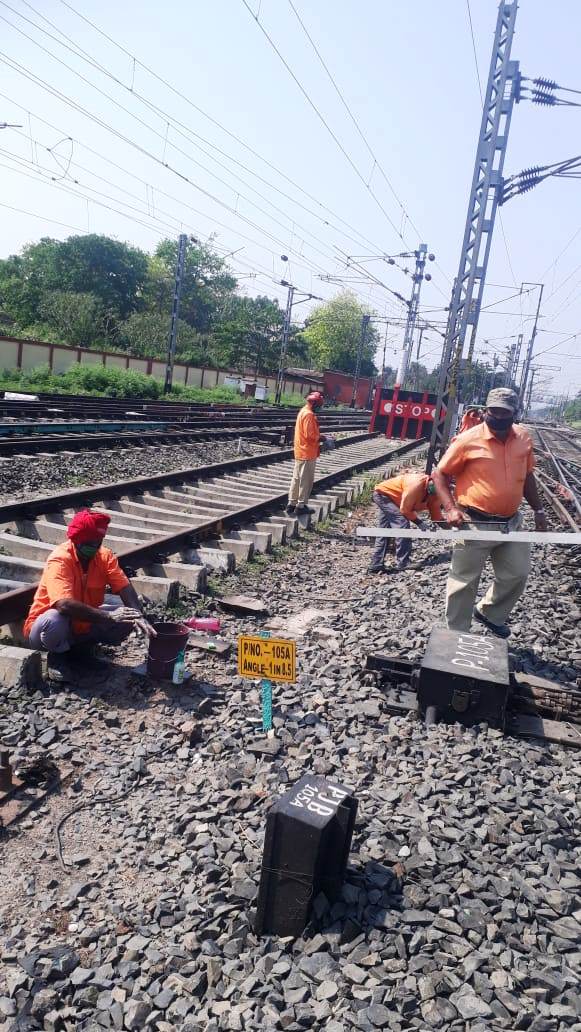 EasternRailway's tweet photo. Railway trackmen and other maintenance officials are offering their best for maintaining track for movement of freight trains at present. Distribution of masks, sanitizers, health check-up etc for such field staff are also taken care of by ER. #IndiaFightsCorona https://t.co/3IKY9gCRJF