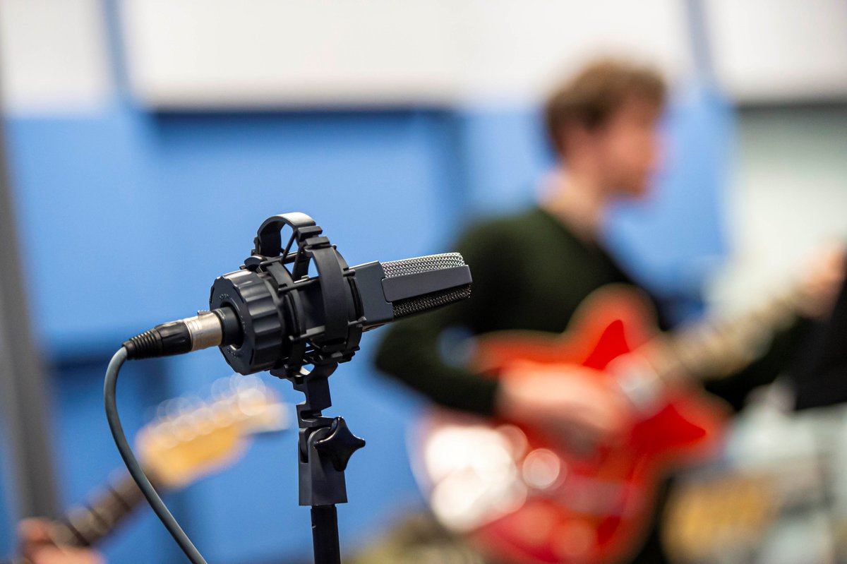SurreyDMM's tweet photo. PATS might be closed for now, so we're remembering the noise & buzz of friends and collaboration. For some #MondayMotivation, here's a #Throwback to a year in the life of a #Tonmeister at @uniofsurrey. Enjoy!
https://t.co/VTXM0Liv59
#soundrecording @IoSR_Surrey #MathsandPhysics https://t.co/Xe0Stg0k6Y