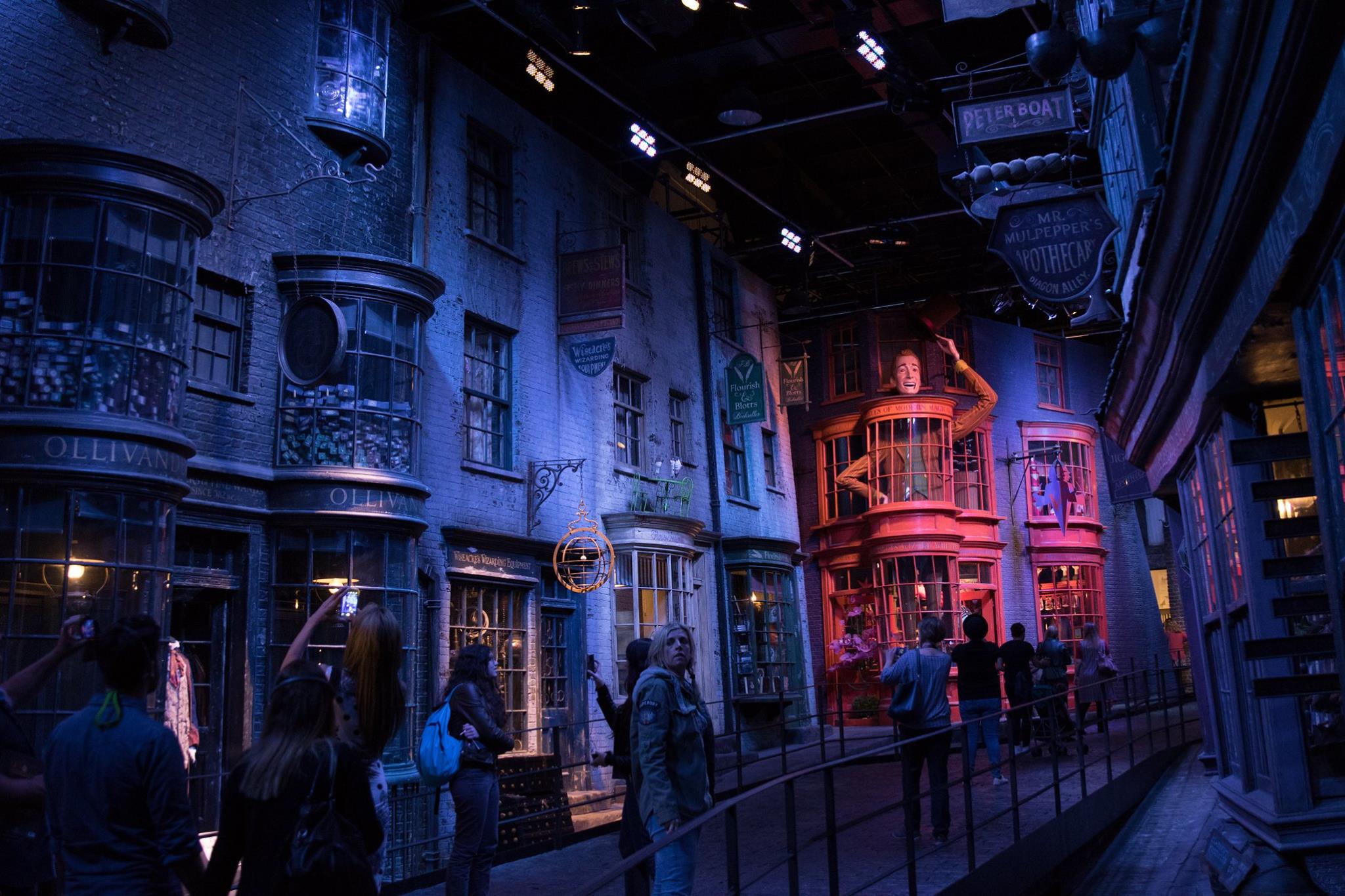 Музей гарри поттера в лондоне. Музей гарри поттера кабинет дамблдора. Лондон музей гарри поттера хогсмид. Студия warner bros лондон. Гарри поттер лондон студия ворнер.