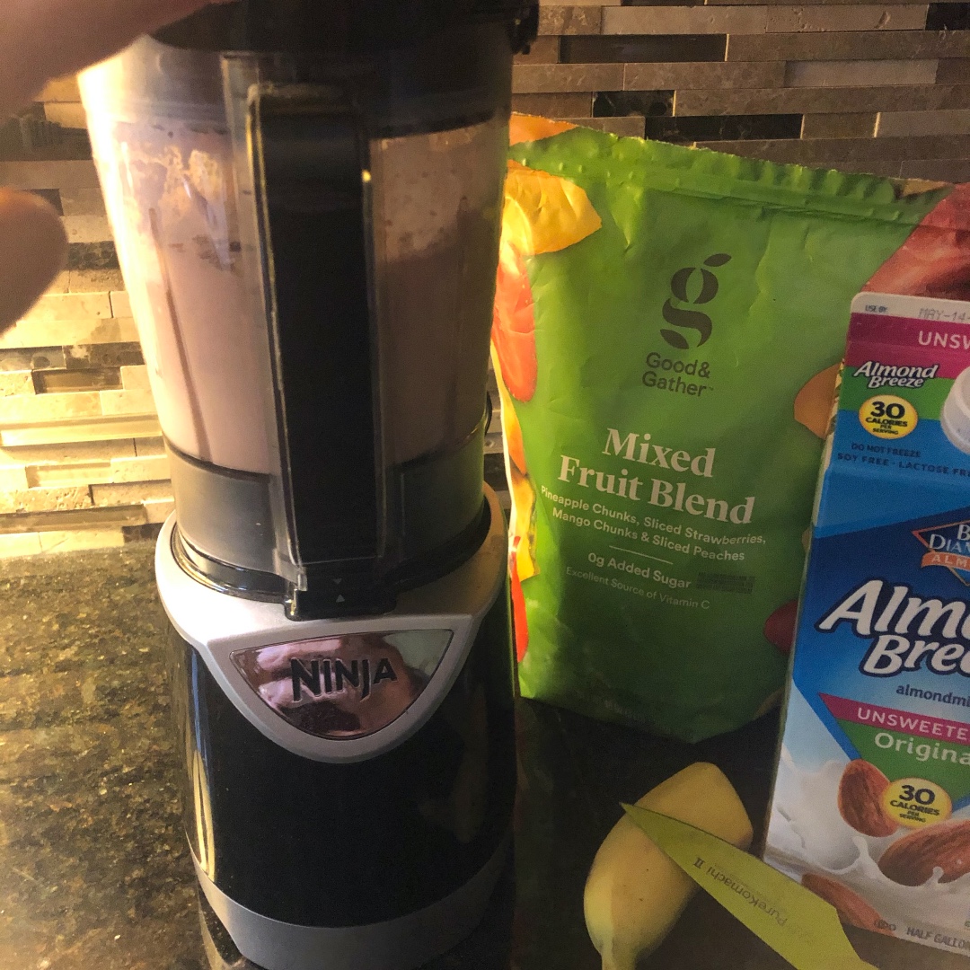 ohiostatedine's tweet photo. Make at Home Monday π₯
Blend frozen fruit, 1/2 banana, 2 scoops of protein powder, Almond Milk and a few ice cubes
Enjoy πππ
#buckeyebites #makeathomemonday https://t.co/91N8ikbDRj