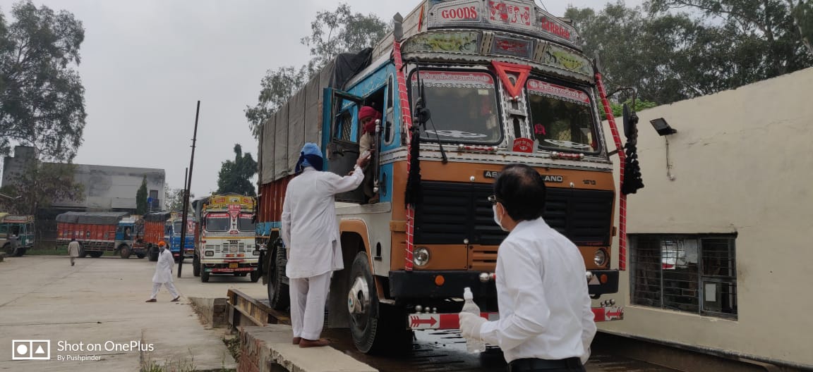 irvpaswan's tweet photo. कोरोना #COVID19 से जंग में @FCI_India , इसके लाखों मजदूर और कर्मचारी 81 करोड़ लाभुकों को खाद्य सुरक्षा सुनिश्चित करने में 24×7 जुटे हैं। लॉकडाउन के बाद अबतक 239 रेल रेक के जरिए 6.71 लाख टन अनाज देश भर में भेजा गया जिसमें दो तिहाई सिर्फ पंजाब और हरियाणा से लोड हुआ है @narendramodi https://t.co/qbLSTgh2iv