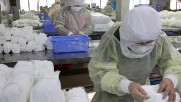 Nuestros #AlumniCEU <a href="/AlvaroQuesada/">Alvaro Quesada</a> y Mercedes Martín, han iniciado una campaña de crowdfunding para enviar mascarillas desde Singapur a España. 
Puedes leer la noticia de <a href="/abc_es/">ABC.es</a> en:
abc.es/sociedad/abci-…
Y puedes ayudarles en: gofundme.com/f/masks4spain
#EstamosJuntosEnEsto