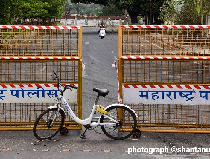shantanu_shan's tweet photo. Photograph by Shantanu Das
NO ESCAPE: Police have blocked to prevent citizens from venturing out during lock-down due to COVID-19.
#covid_19 #coronavirus #photojournalism #instalike #instagood #natgeo #gulfphotoplus #lockdown #citizens @WHO https://t.co/IEzoF5Ey9Z