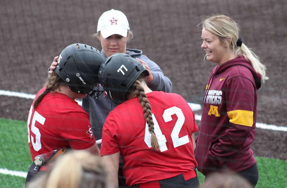 syddwy's tweet photo. 24 hour challenge accepted from @AlyssaReina1 @SoftballPV @holls3211 @MonroeTrevor ... coaching is cool. Y’all are up next —> @skyballmiller @BeckyEgan_VB @erica_miller12 @CarlieBrandt https://t.co/lRIIiGCXZm