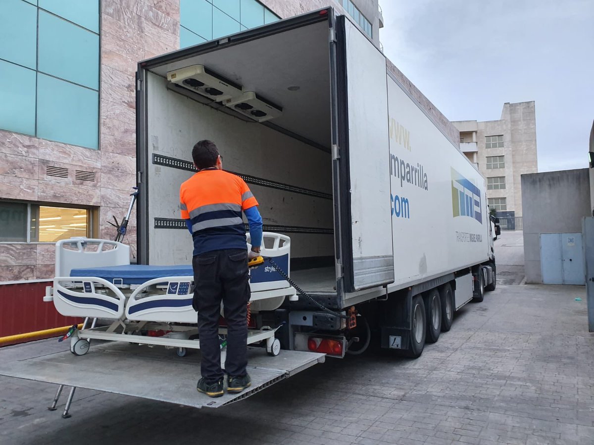 RenaultTrucksEs's tweet photo. La empresa sevillana Transportes Miguel Parrilla, realiza el traslado de camas necesarias entre los Hospitales Nisa de Sevilla y Madrid. 

Una vez más, los transportistas, asegurando con su sacrificio... nuestro bienestar 🙌🏼🙌🏼🙌🏼🙌🏼

#Gracias
#DriversAreHeroes
#JuntosLoVamosALograr https://t.co/qJvyQlEWfd