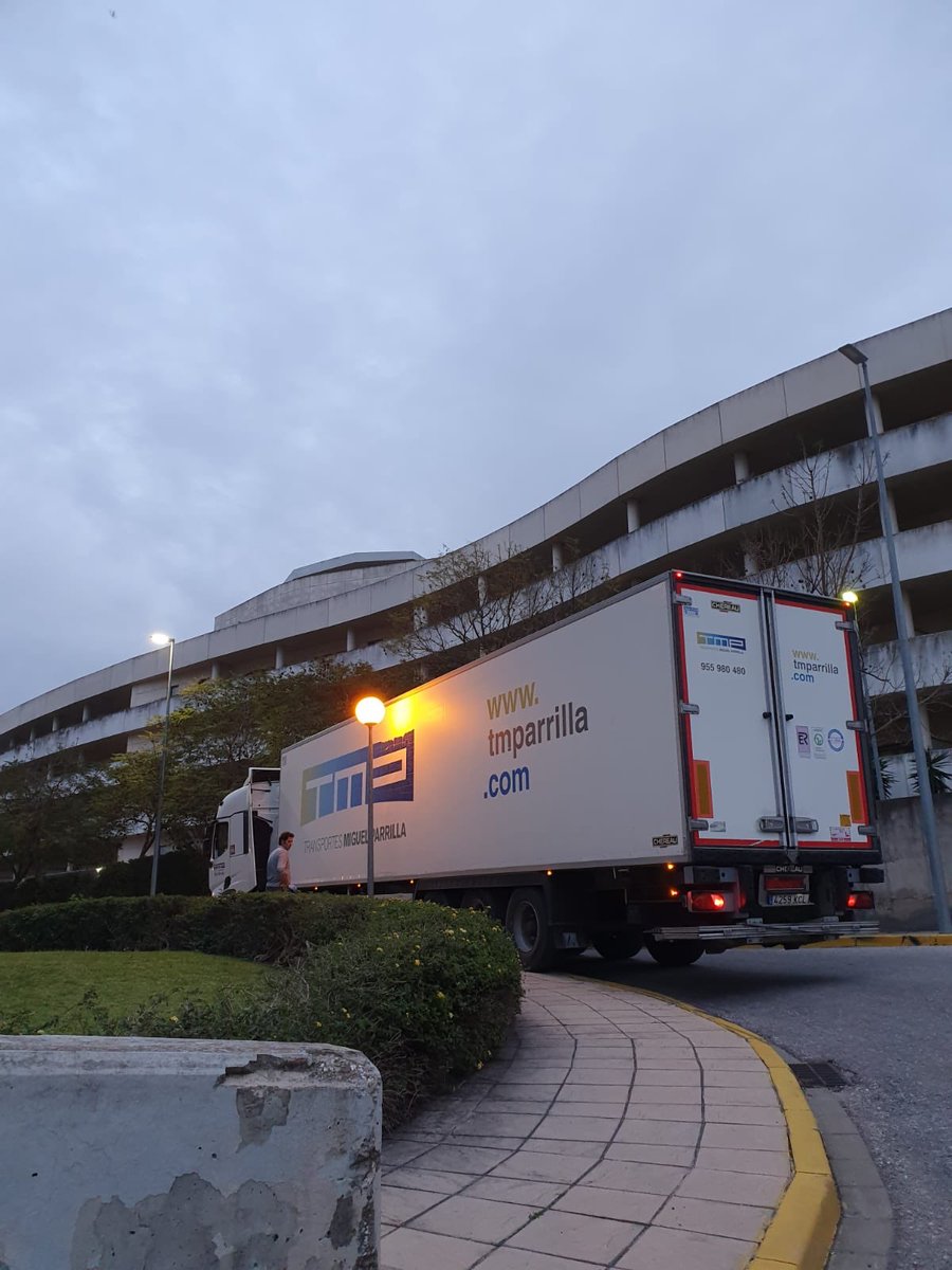 RenaultTrucksEs's tweet photo. La empresa sevillana Transportes Miguel Parrilla, realiza el traslado de camas necesarias entre los Hospitales Nisa de Sevilla y Madrid. 

Una vez más, los transportistas, asegurando con su sacrificio... nuestro bienestar 🙌🏼🙌🏼🙌🏼🙌🏼

#Gracias
#DriversAreHeroes
#JuntosLoVamosALograr https://t.co/qJvyQlEWfd