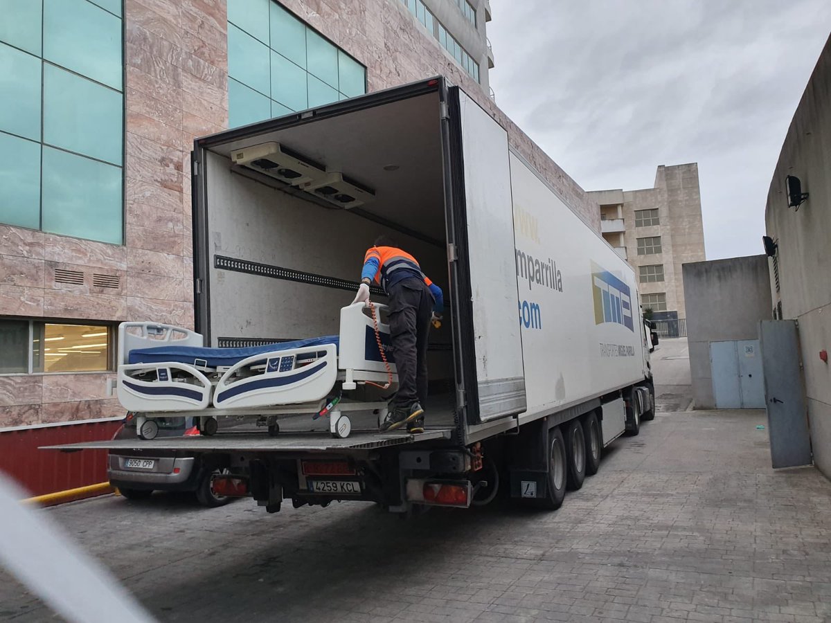 RenaultTrucksEs's tweet photo. La empresa sevillana Transportes Miguel Parrilla, realiza el traslado de camas necesarias entre los Hospitales Nisa de Sevilla y Madrid. 

Una vez más, los transportistas, asegurando con su sacrificio... nuestro bienestar 🙌🏼🙌🏼🙌🏼🙌🏼

#Gracias
#DriversAreHeroes
#JuntosLoVamosALograr https://t.co/qJvyQlEWfd