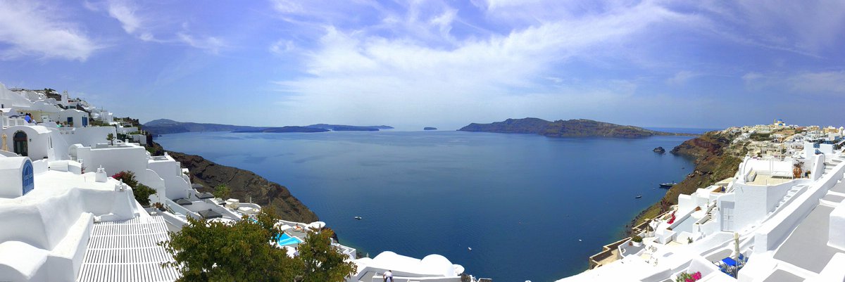 ByrneDavidM's tweet photo. Belying its present beauty, #Santoríni is the result of massive volcanic eruption that caused the centre of the volcano-island to sink, leaving the stunning 10-km-wide #picturepostcard caldera we see today. #Panorama #travelpics https://t.co/r0R3FJhdv7