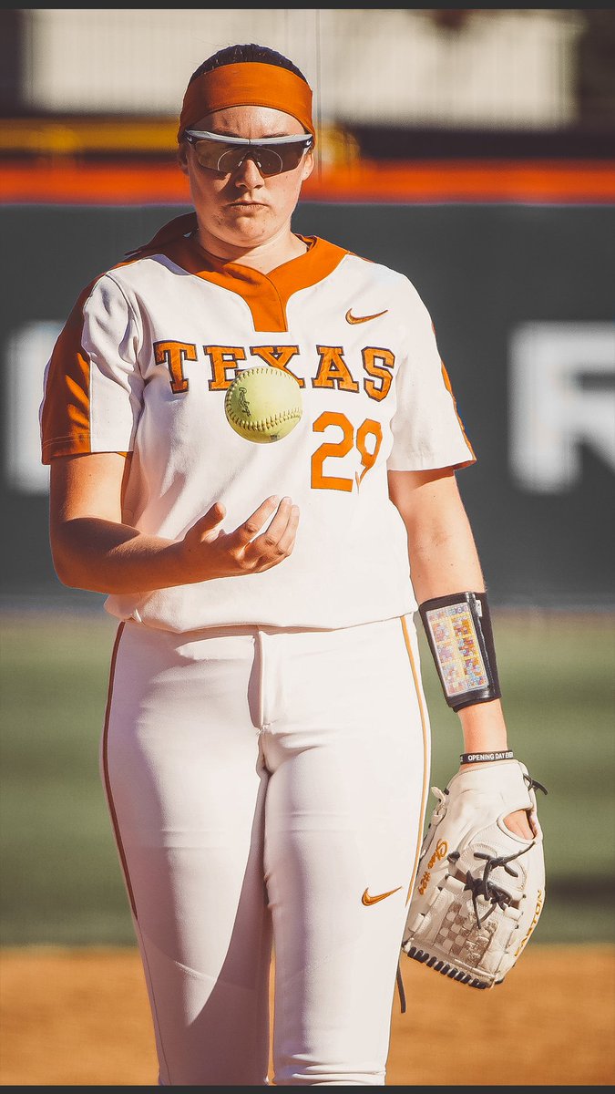 TexasSoftball's tweet photo. Can you spot the differences? 🧐 Hint: there are 3️⃣

#OneTeamOneTexas | #HookEm https://t.co/ahFBp6JyY1