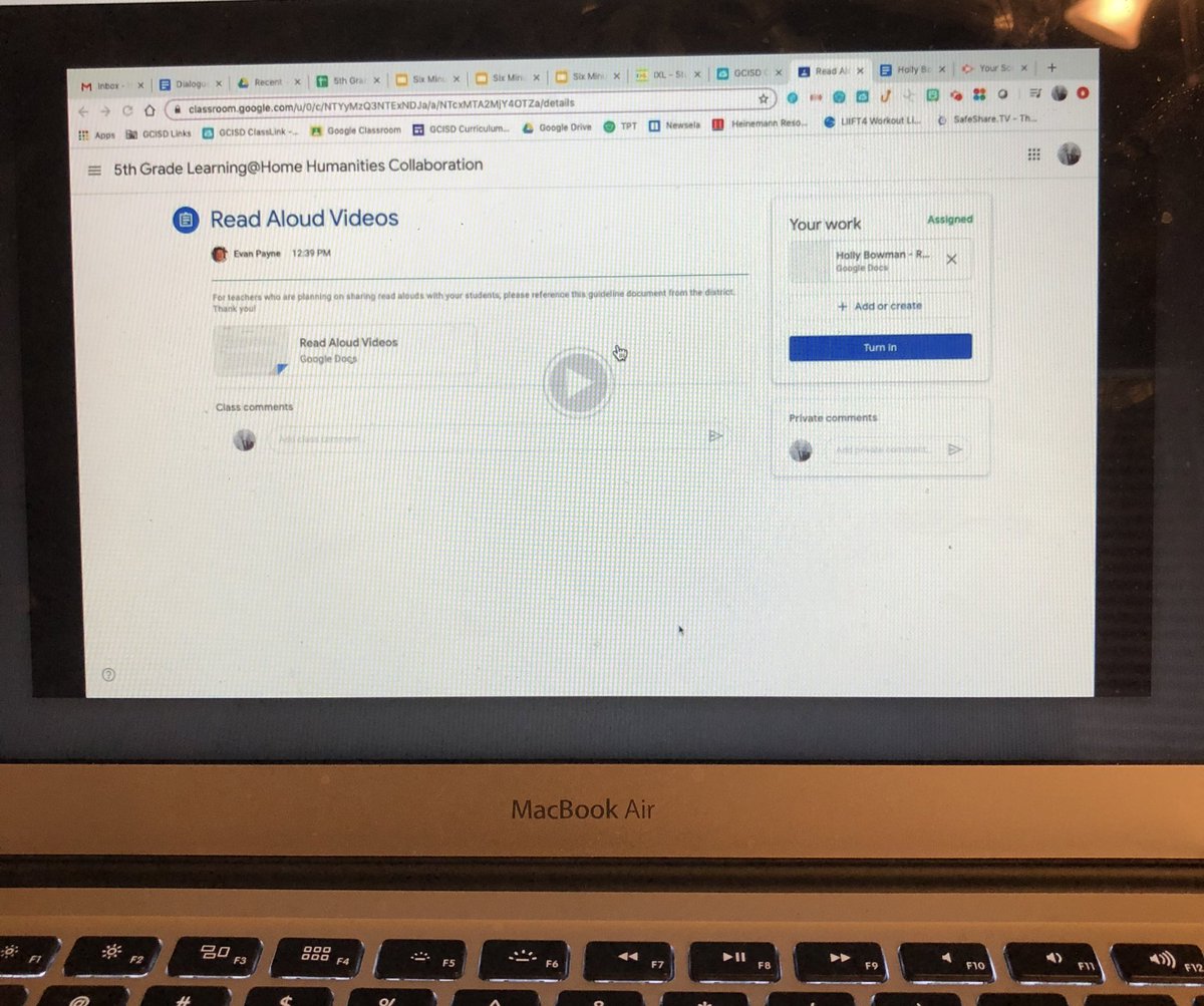 Using Screencasity to help teach students tips and tricks about Google Classroom! <a href="/CESCowboys/">Colleyville Elementary School</a> @CESShimmick #WeAreGCISD