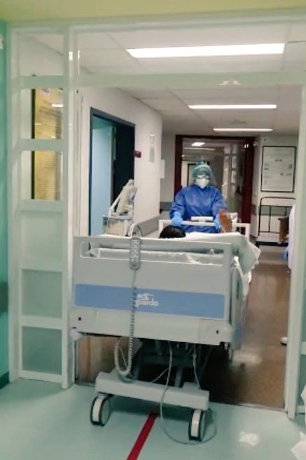 GVAlaRibera's tweet photo. 🏥Hui en la nostra UCI hem donat d'alta al primer pacient amb Coronavirus!👌👏 

👨‍⚕️👩‍⚕️Una alegria i una satisfacció molt gran per a totes i tots!

Enhorabona, companys de @ucihulr!!

#EsteVirusLoParamosUnidos https://t.co/BYK7bKCt2K