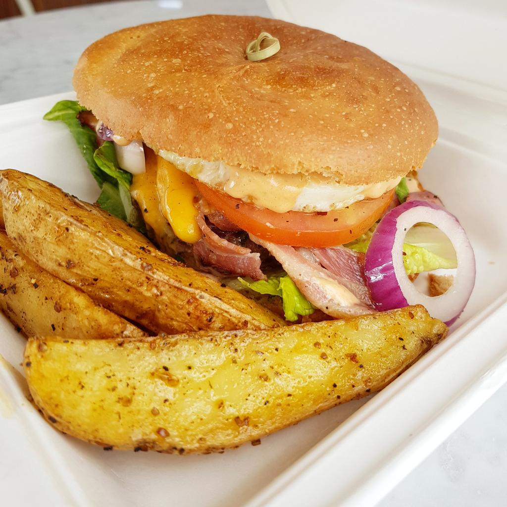 Livega_House's tweet photo. Beef Burger ready for pick-up! 🍔😋⠀
⠀
Order your takeaway now via calling / texting / WhatsApp on +264 61 449 313 / +264 85 303 0000⠀
⠀
#LockdownMenu #Takeaway #Takeout #Food #Windhoek #Namibia #Burger #BeefBurger https://t.co/F1Swvsz23K