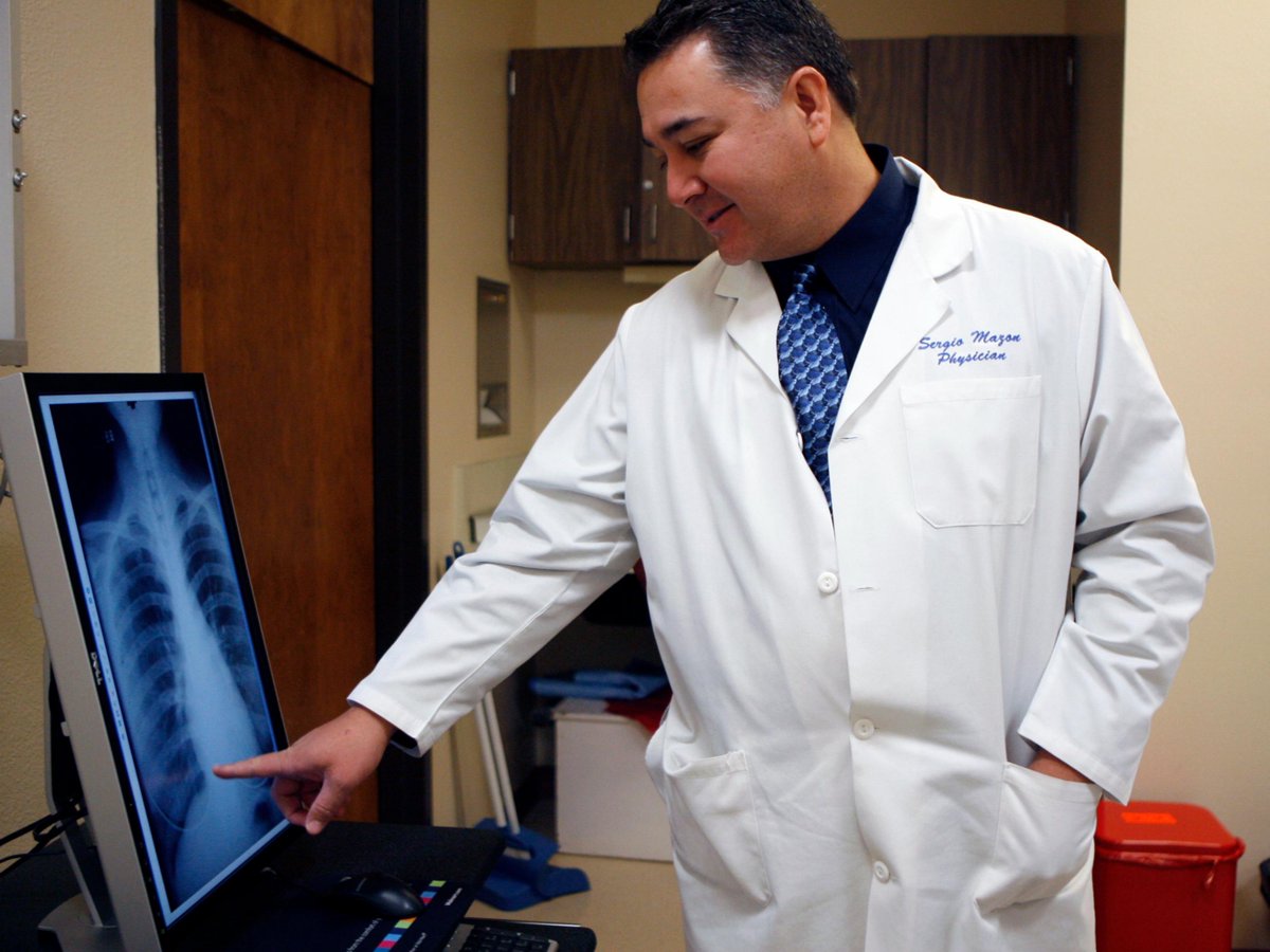 stan_state's tweet image. It's #NationalDoctorsDay and now more than ever, we are grateful for Dr. Mazon in our Student Health Center, along with all of the healthcare professionals who care for our community. #StanStateProud #WarriorStrong 👩‍⚕️👨‍⚕️❤️