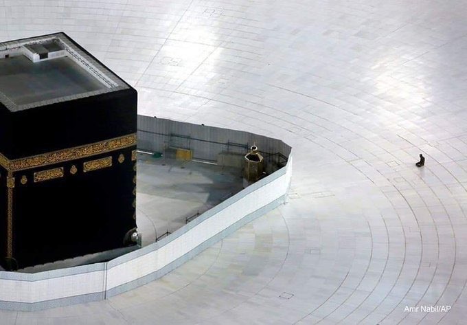 Çok etkileyici ve tarihe geçecek bir fotoğraf,
Kâbenin ibadete kapatıldığı bu günlerde, tek başına dua eden temizlik görevlisi...
Mekke