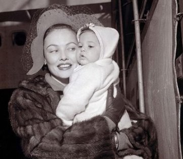 遠山純生 妊娠中のジーン ティアニーは 隔離所を抜け出して来た風疹患者に応じたおかげで感染 産まれた子は重い障碍を背負うことになる その後女優は偶然当のファンと再会 後者の無邪気な告白から真相を知った この実話を霊感源としたのが 鏡は横に