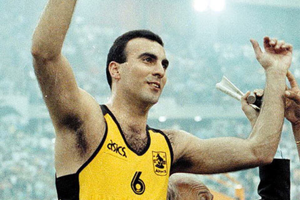 Nikos Galis: 4035 points in 125 matches (32,3 avg).Peak avg is 37,8 in 17 matches in 1989-90. Also 37,7 avg in 1987-88 in 17 matches.Averaged under 30 only in his last 2 euroleague seasons in 1993-94 (23,8 in 21 matches) and in 1994-95 (19,5 in 2 matches) out of 10 seasons.