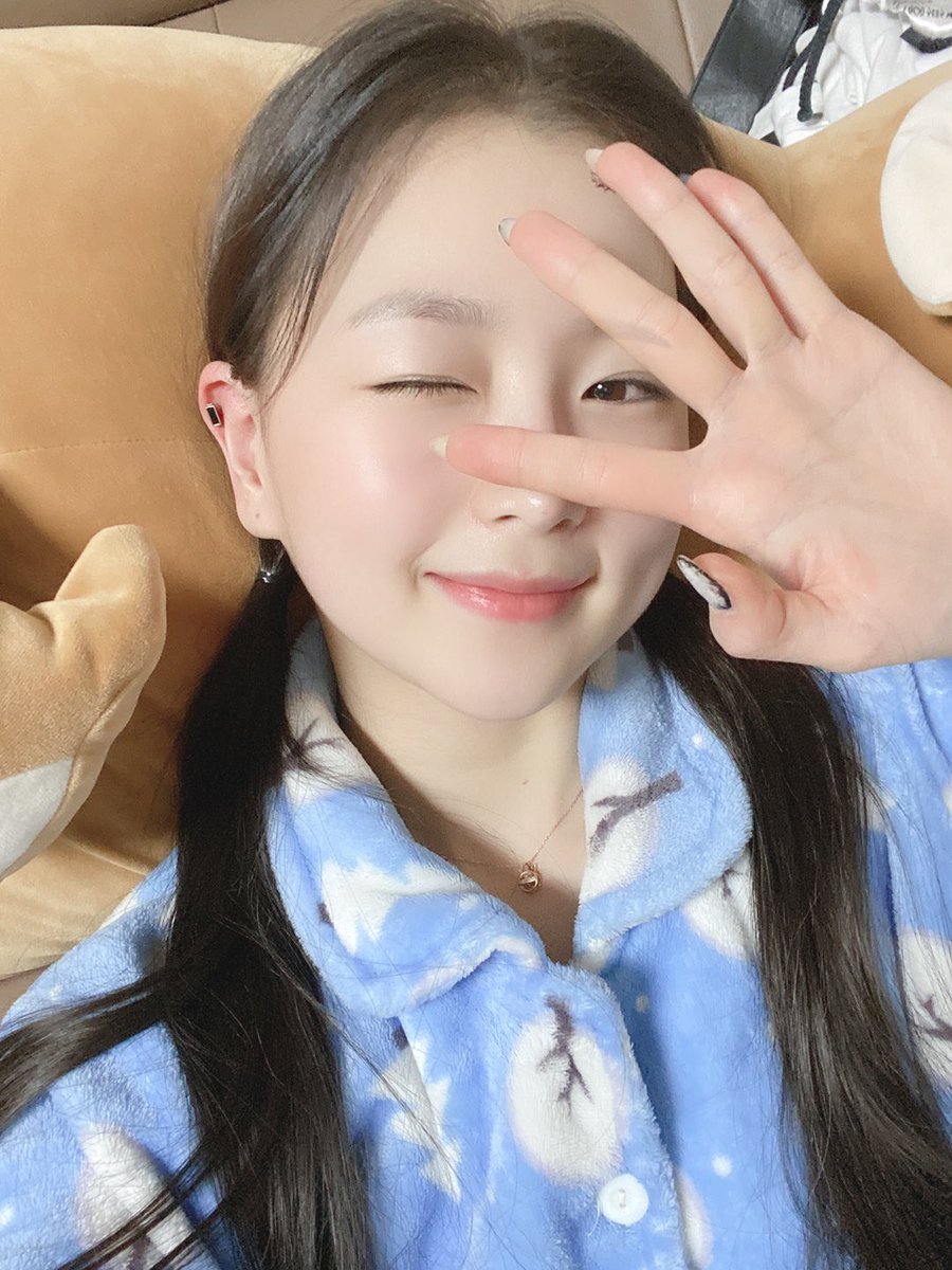 BVNDIT_official's tweet photo. [#승은] 수면잠옷 부자인 은이가 심심해서 양갈래 해봤어요ㅋㅋㅋㅋㅋ🥰 언니들이 보면 우웩하겠지...🤪😆그래도 후다닥 놓고 가야지😉 반딧불 굿나잇❣❣️️ㅎㅎㅎ
#BVNDIT #밴디트 https://t.co/22EmpMkNRR