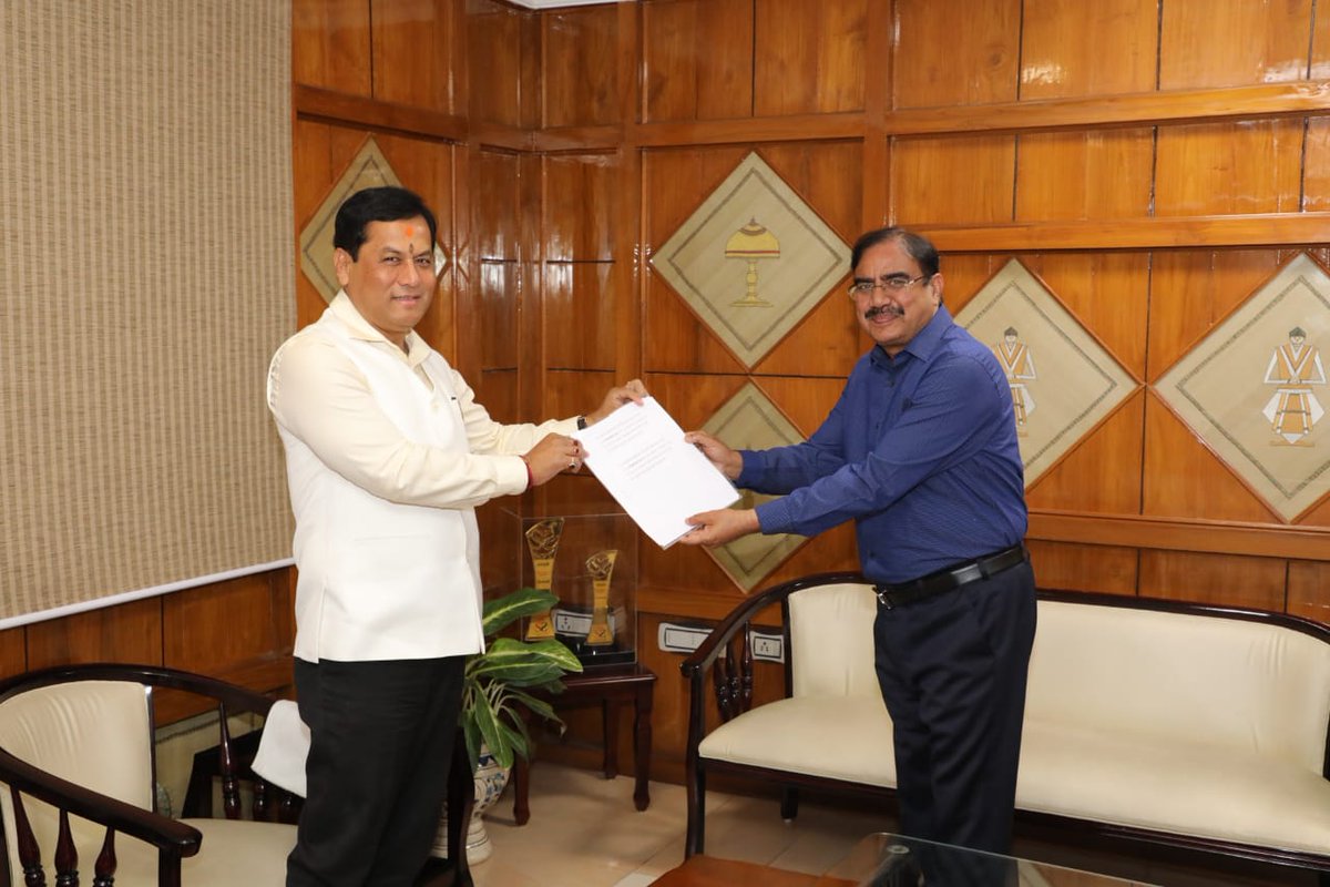 CMOfficeAssam's tweet photo. AK Pansari, Chairman of Royal Group called on CM @sarbanandsonwal &amp; donated ₹ 1 crore to help fight #COVID19. 

✅ ₹25 lakh to PM-CARES Fund

✅ ₹40 lakh to CM Relief Fund

✅ ₹25 lakh to  Assam Arogya Nidhi

✅ ₹10 lakh to procure food &amp; essential items during #Lockdown21 https://t.co/0eE40SO5H4