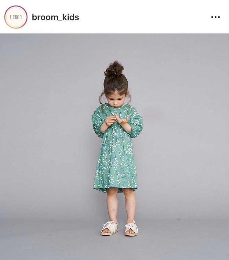 こぶたちゃん 子供服メーカーのインスタなんだけど モデルの子が指 爪 いじってるのうちの娘もやるからフフってなった