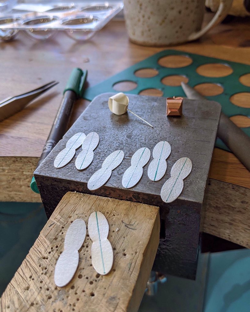 mizukijewellery's tweet photo. Today, I am working on... wrapped silver earrings😌
.
.
.
#Making #TodayImMaking #stayhome https://t.co/LWv9NI5BSz