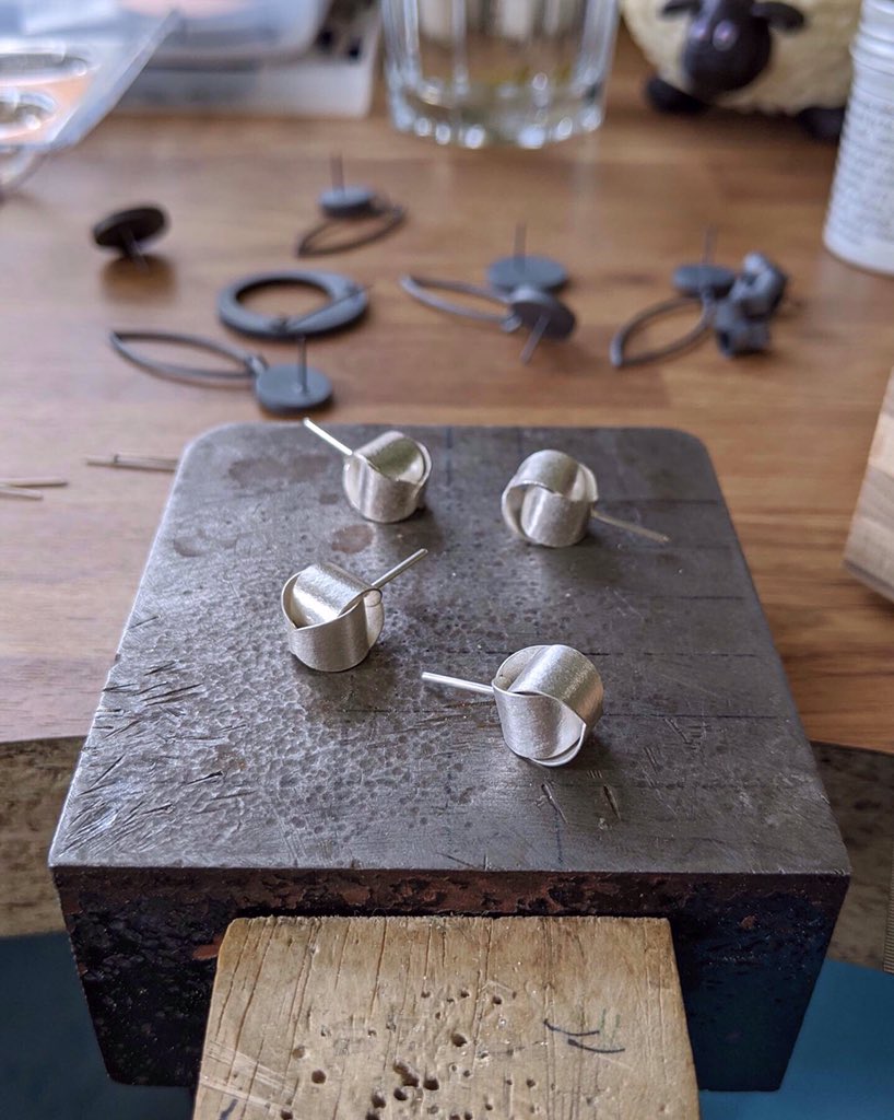 mizukijewellery's tweet photo. Today, I am working on... wrapped silver earrings😌
.
.
.
#Making #TodayImMaking #stayhome https://t.co/LWv9NI5BSz