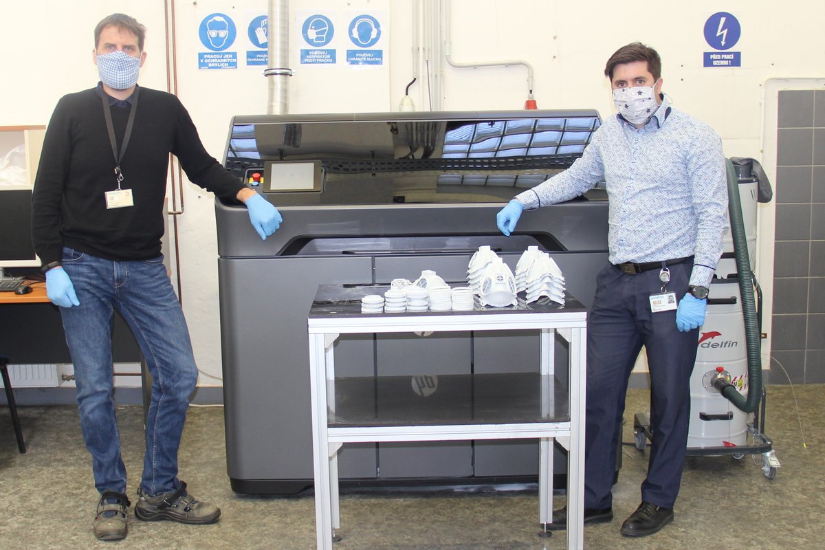 SiemensCzech's tweet photo. Spojili jsme síly s @CIIRCCTU a @RICAIP_EU – v Siemens Elektromotory Mohelnice @SiemensCzech na 3D tiskárně denně vyrábí přes 40 ochranných respiračních polomasek s nejvyšším stupněm ochrany. Kompletaci má na starost #3Dees, distribuci @ZdravkoOnline Více https://t.co/WgX2tI0XRV https://t.co/Zts8fJhXKd