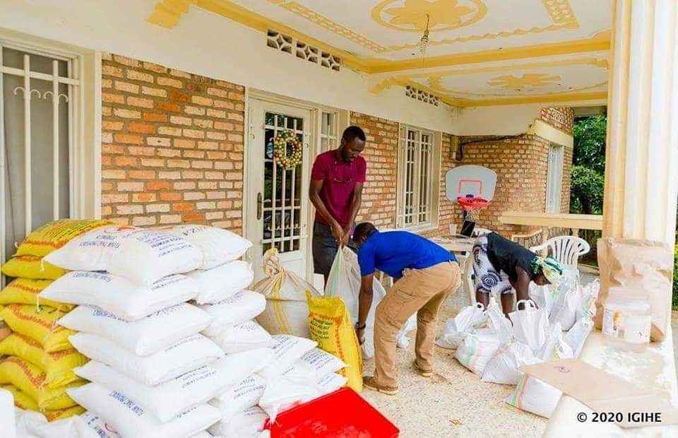 President Paul Kagame has ordered door to door free distribution of food to Rwandans & people living in Rwanda to announce other concessions like free Energy (Electricity) officials will move house by house to conduct equal distribution.

#TheLockdown #Coronavirustruth