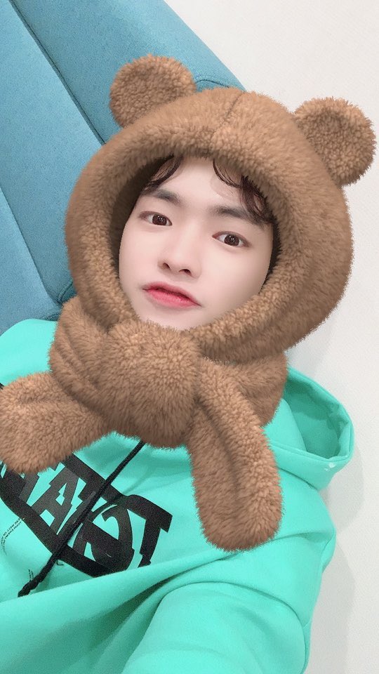 89x45_boy's tweet photo. 와 진짜 애기같이 생겼다 ,,, 귀여워 죽어 https://t.co/pKfovIuhQP