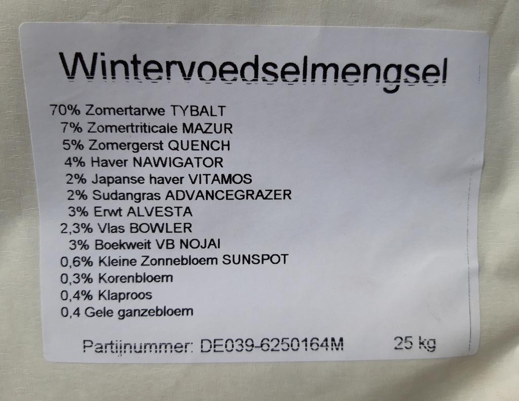 PHMulder1's tweet photo. 0,5ha akker ingezaaid met #wintervoedsel (#ANLb) een graangewas (70%zomertarwe) dat winterover blijft staan. Het naastgelegen #struweel biedt aankomende winter een vluchtplaats aan 100-den #geelgors #ringmus #keep. Maar hier ook voer voor uilen, #blauwekiekendief, sperwer, havik. https://t.co/XxJkSqp0pl