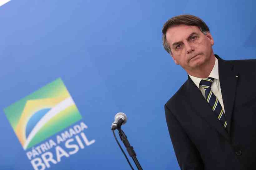 correio's tweet photo. ''Se mudar o presidente, resolve?'', questiona Bolsonaro sobre coronavírus https://t.co/bhoNPMuXsH https://t.co/AkxoO0WWfW
