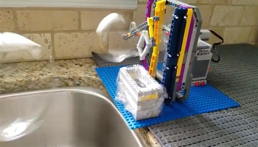 thekidshouldsee's tweet photo. Grab your @LEGO, make some soapy water, and get inspired by these three #LEGO soap bubble machine ideas. #video #STEM #engineering #kidsathome #StayHome 

💦🧼⚙️🌬️⚪ https://t.co/rapzcgKKUz https://t.co/Fr8bDVrTn5
