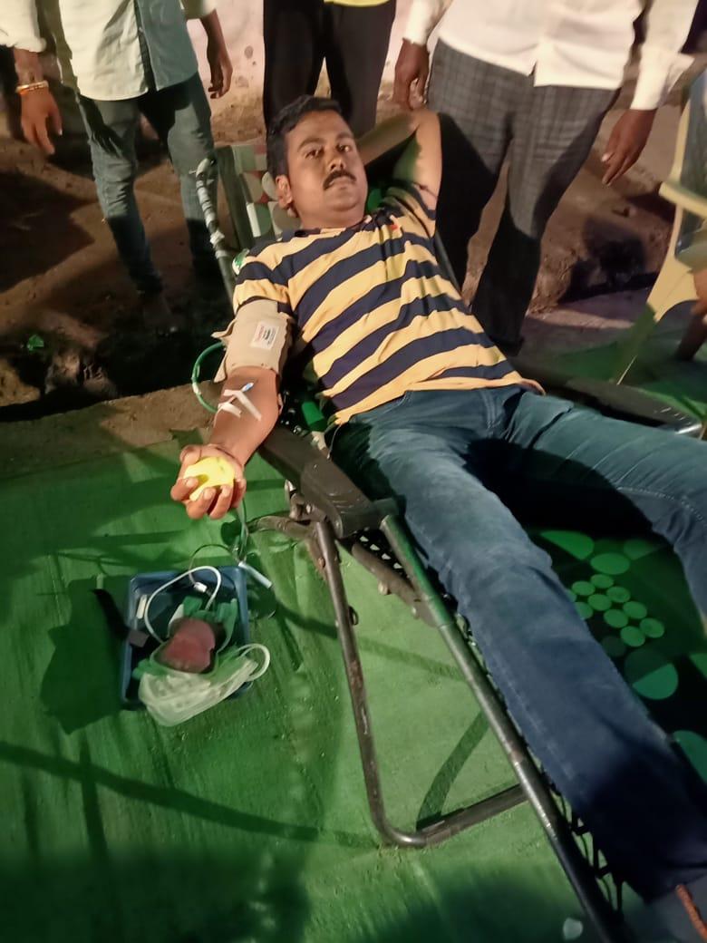 SiddheshwarMun7's tweet photo. मा.@CMOMaharashtraसाहेब संगणकपरिचालक हे प्रत्येक कामात आहेत. कोरोनाच्या पार्श्वभूमीवर राज्याला रक्ताचा तुटवडा असल्याचे मा.@rajeshtope11  साहेबांनी सांगितले.त्यामुळे शासनाच्या आवाहनाला साद घालत अमरावती जिल्ह्यातील संगणकपरिचालकांनी रक्तदान केले.@mrhasanmushrif
#संगणकपरिचालक https://t.co/2NGSNnzDtQ