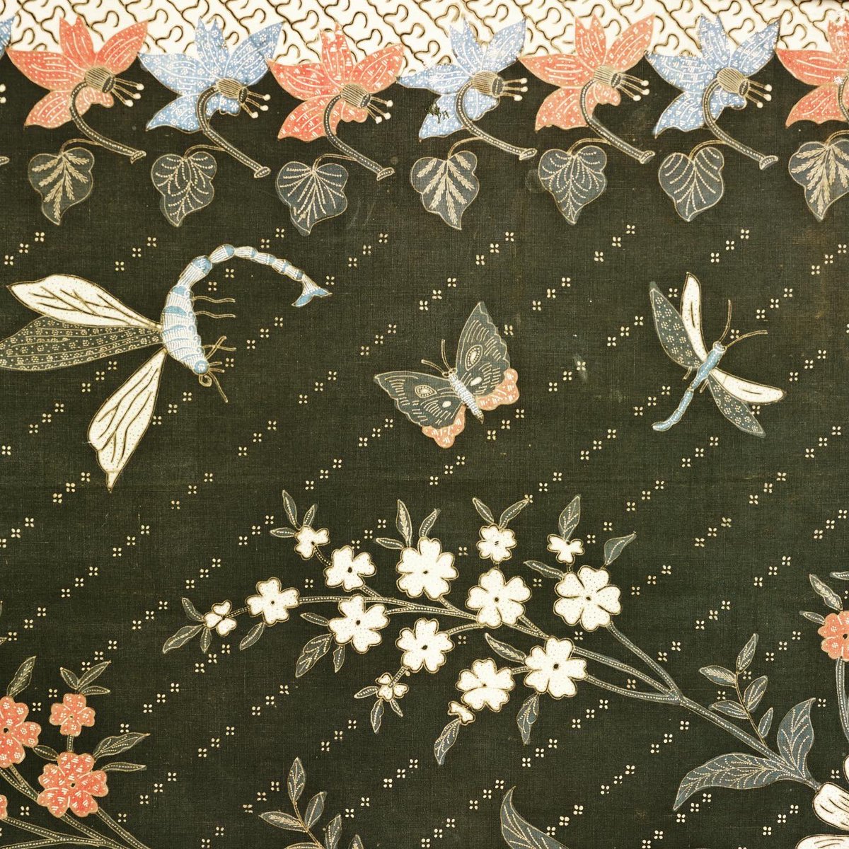 Bourse Caroline et Georges Jollès :
déposez votre dossier AVANT MINUIT👉bit.ly/39EJgqO 
.
Redécouvrez le Jokkoo n°20 et le récit de 4 sarongs de l’île de Java acquis par le <a href="/quaibranly/">musée du quai Branly - Jacques Chirac</a> en 2014 !

👉amisquaibranly.fr/jokkoo-n20/

Sarong, Java (île),1900-1910, 70.2014.17.2, MQB