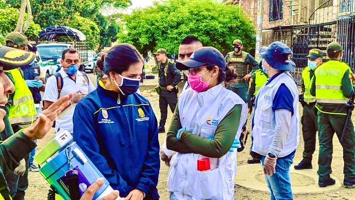Monicajvalencia's tweet photo. 📢Puerta a puerta♥️ 
💛Corazón a Corazón🦾 
Le madrugamos a la seguridad alimentaria en la Comuna 13 de la Amada Cali, reiterando importancia de permanecer en aislamiento. 
#LaVacunaEstáEnTusManos 🤲🏾💦👏🏾 @AlcaldiaDeCali @JorgeIvanOspina https://t.co/00Tp8Aukjh