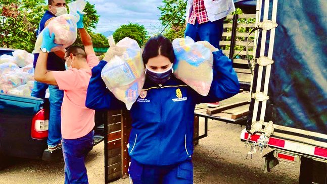 Monicajvalencia's tweet photo. 📢Puerta a puerta♥️ 
💛Corazón a Corazón🦾 
Le madrugamos a la seguridad alimentaria en la Comuna 13 de la Amada Cali, reiterando importancia de permanecer en aislamiento. 
#LaVacunaEstáEnTusManos 🤲🏾💦👏🏾 @AlcaldiaDeCali @JorgeIvanOspina https://t.co/00Tp8Aukjh