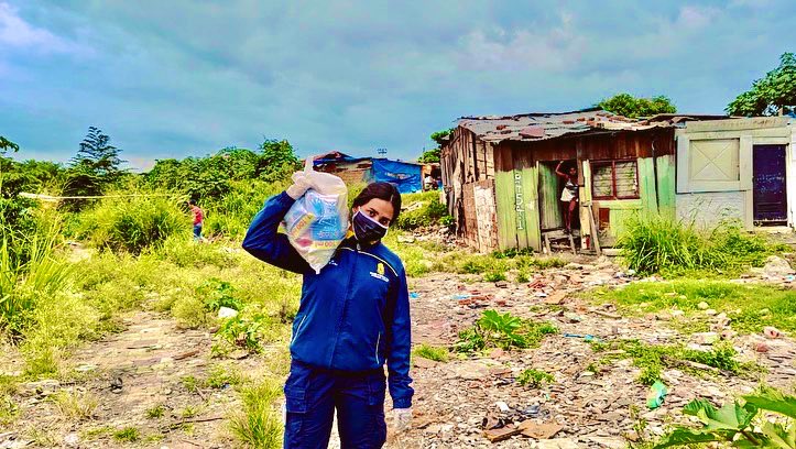 Monicajvalencia's tweet photo. 📢Puerta a puerta♥️ 
💛Corazón a Corazón🦾 
Le madrugamos a la seguridad alimentaria en la Comuna 13 de la Amada Cali, reiterando importancia de permanecer en aislamiento. 
#LaVacunaEstáEnTusManos 🤲🏾💦👏🏾 @AlcaldiaDeCali @JorgeIvanOspina https://t.co/00Tp8Aukjh