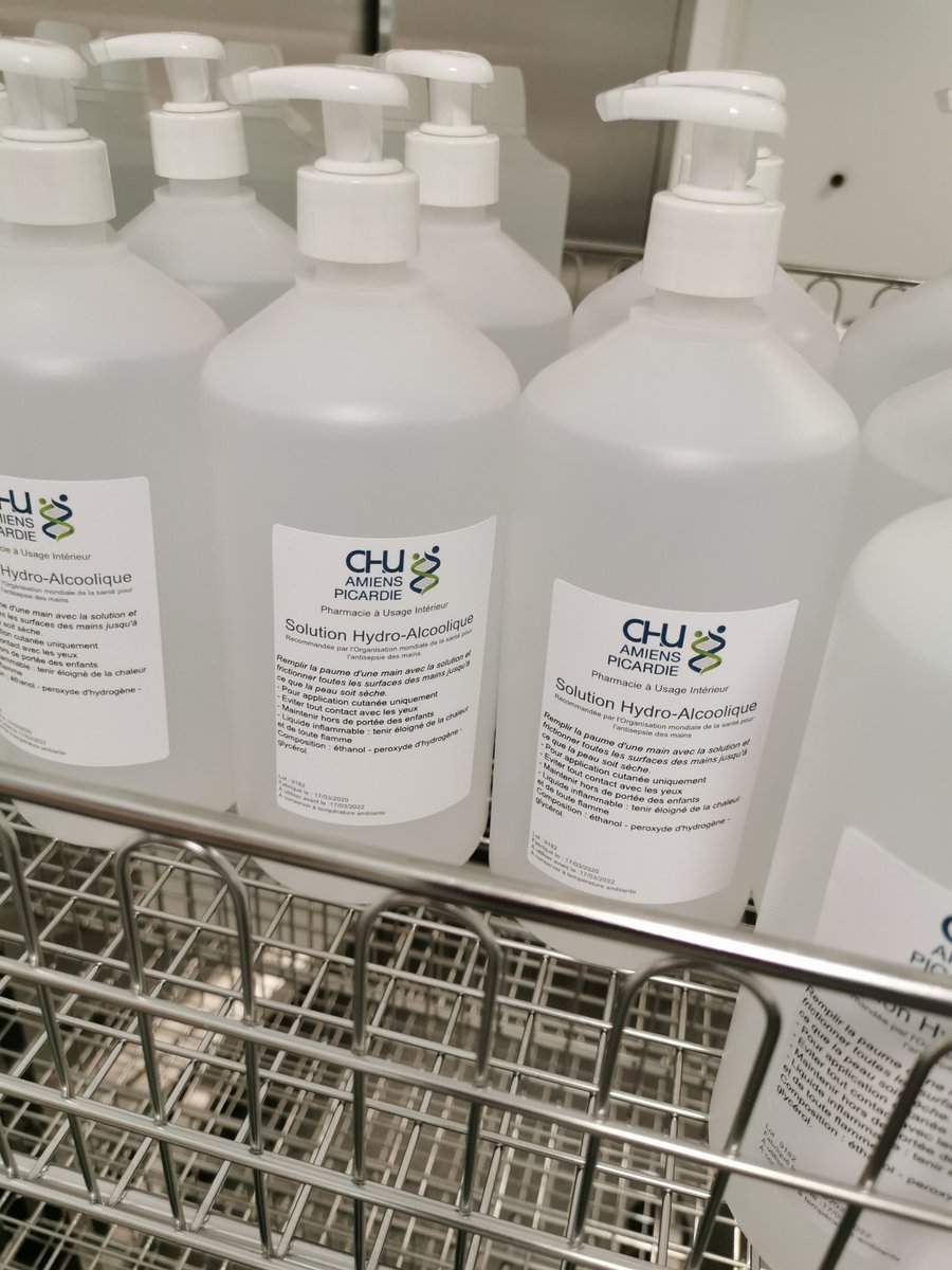CHUAmiens's tweet photo. [👏 #SHA] Depuis mi-mars, internes et pharmaciens du #CHUAmiens fabriquent des solutions hydro-alcooliques pour les services du CHU grâce à la formulation proposée par @WHO  :
➡️ 200 litres sont fabriqués / jour
➡️ 7 jours / 7 pour la production

Merci aux équipes ! https://t.co/0QyqIHNR3Y
