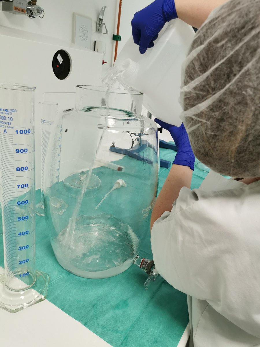 CHUAmiens's tweet photo. [👏 #SHA] Depuis mi-mars, internes et pharmaciens du #CHUAmiens fabriquent des solutions hydro-alcooliques pour les services du CHU grâce à la formulation proposée par @WHO  :
➡️ 200 litres sont fabriqués / jour
➡️ 7 jours / 7 pour la production

Merci aux équipes ! https://t.co/0QyqIHNR3Y