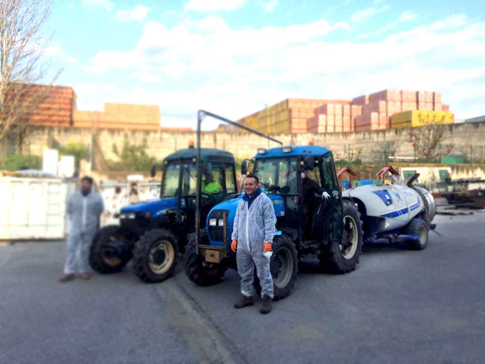 teyme_agritech's tweet photo. Hace un par de días llego la colaboración 🚜💦de los #agricultores de #Lardero junto con la comunidad de regantes. 🔝 ¡Un día menos! Este #virus lo paramos entre todos💪 #atomizadores #teyme #agricultura #larioja #coronavirus #covid19 #YoMeQuedoEnCasa https://t.co/62Xm8cHjP1