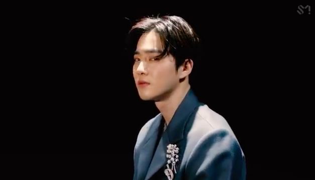 WORLDMUSICAWARD's tweet photo. #EXO’s #Suho explodes on the global digital charts with his 1st Solo album #SelfPortrait, already #1 on iTunes in 43 countries and still counting!👊👨‍🎤💿💥4️⃣3️⃣➕🌎🔥🌟👑 @weareoneEXO 
https://t.co/hJu9nRsAaI https://t.co/WjNlUtUdR7
