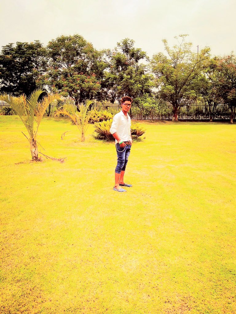 Allu_Arjun1999's tweet photo. #AlluArjun #AmitKumarBhagat #Bilaspur #Lailunga #Kotba #Raigarh #4MFanaticsForAlluArjun https://t.co/t8hBPS9cD5