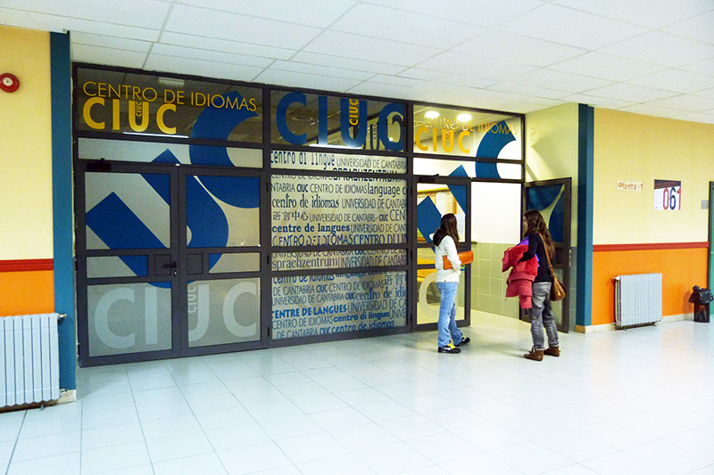 unican's tweet photo. 📌 Los profesores del #CIUC están adaptando los contenidos de sus cursos de idiomas a la enseñanza online para que todos los alumnos inscritos continúen aprendiendo. #EntreTodosPodemos
https://t.co/sw5rEASiTg https://t.co/InnP5YpSdt
