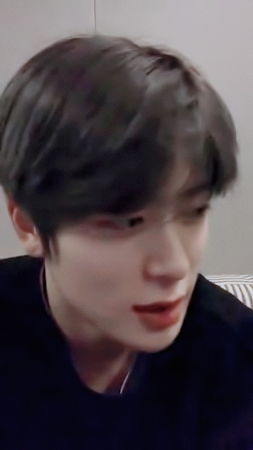 비비드 tweet media