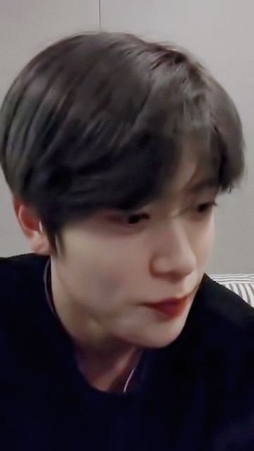 비비드 tweet media
